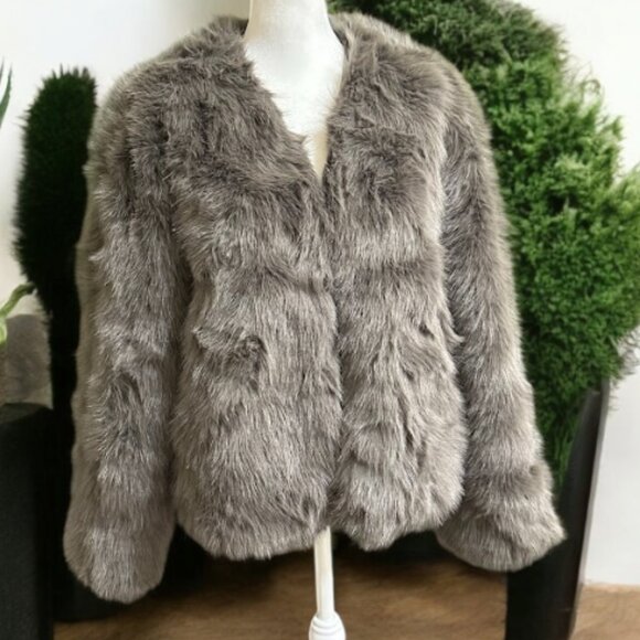 Women’s Gray Faux Fur Jacket – Soft Plush Elegant Coat - Picture 3 of 8